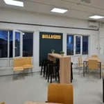 Akustikbespannung mit aufgesetztem Logo in einer Kantine