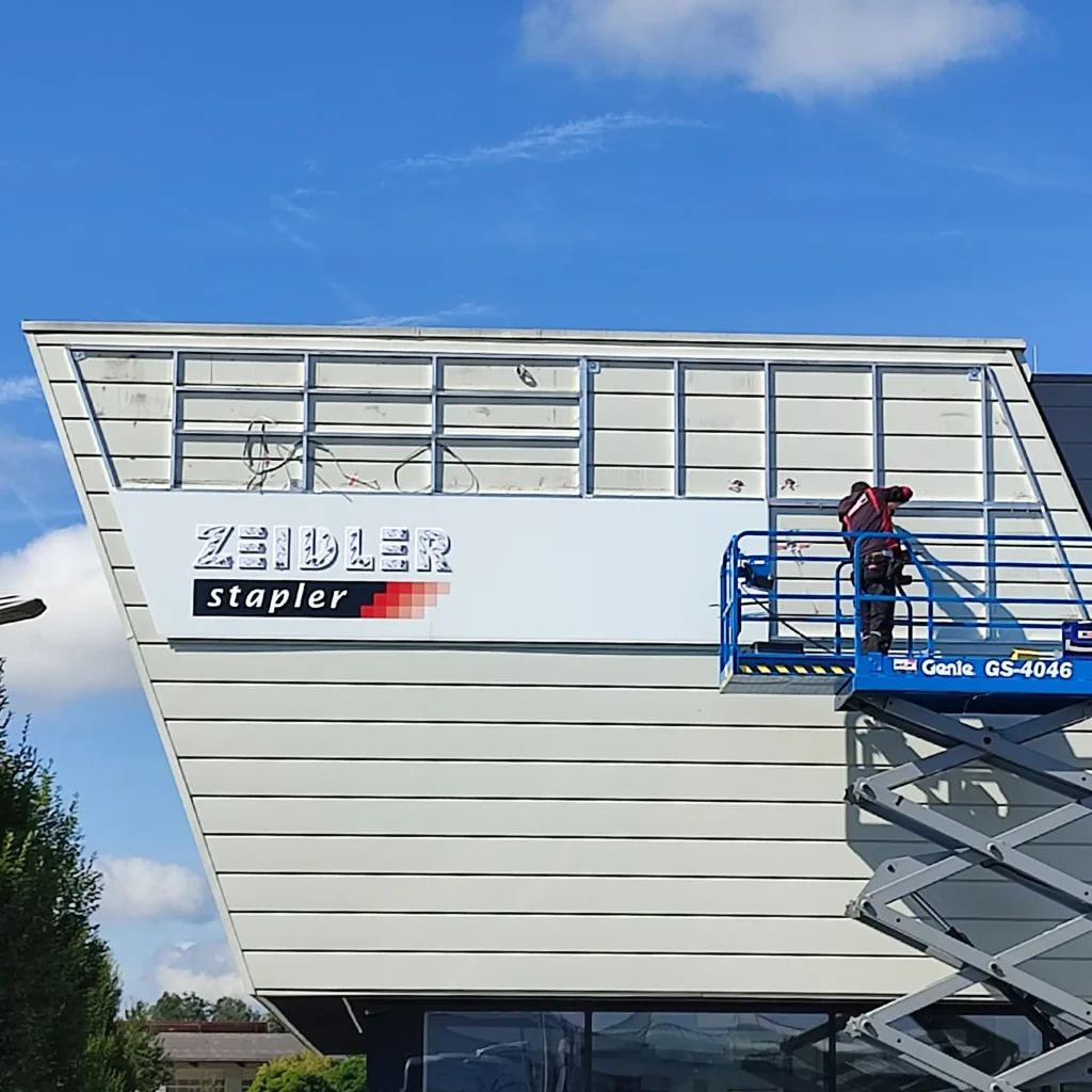 Unterkonstruktion für Aluverbundtafeln an einer Fassade