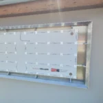 offenes Leuchtschildprofil an Fassade