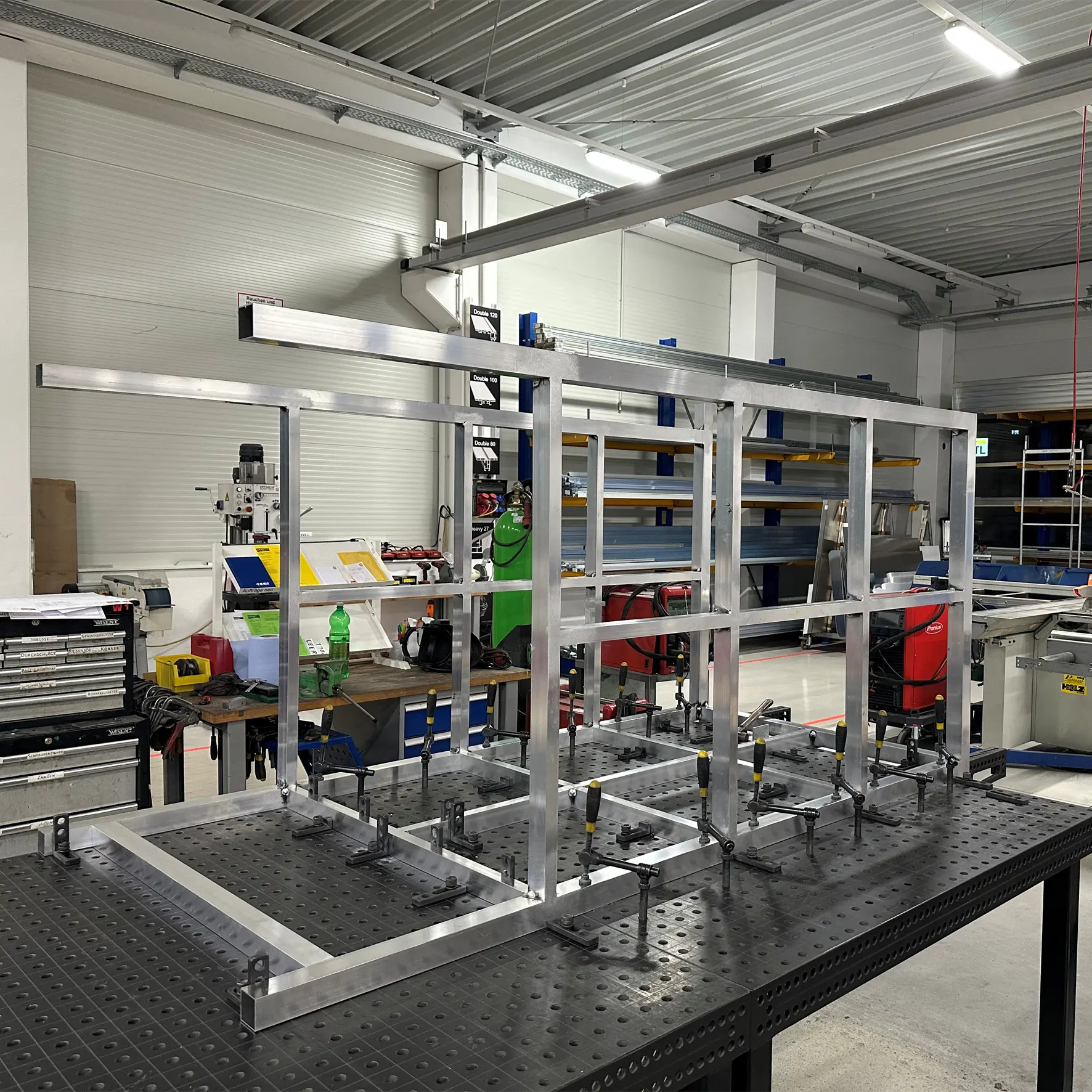 Aluminiumkonstruktion für einen Aufsteller auf dem Schweißtisch