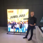 Präsentation einer Digital Signage Totems Kombi