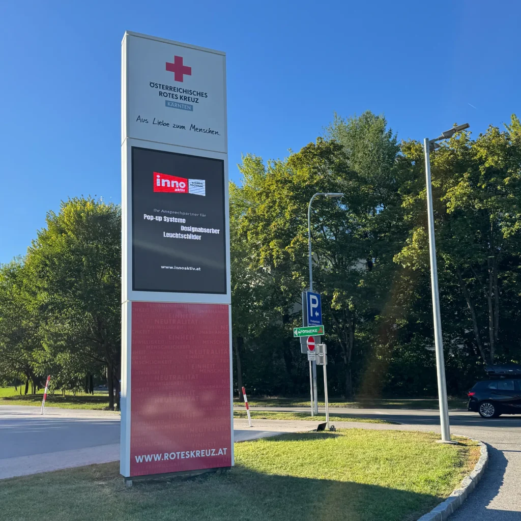 Werbepylon mit Digital Signage Outdoor Screens
