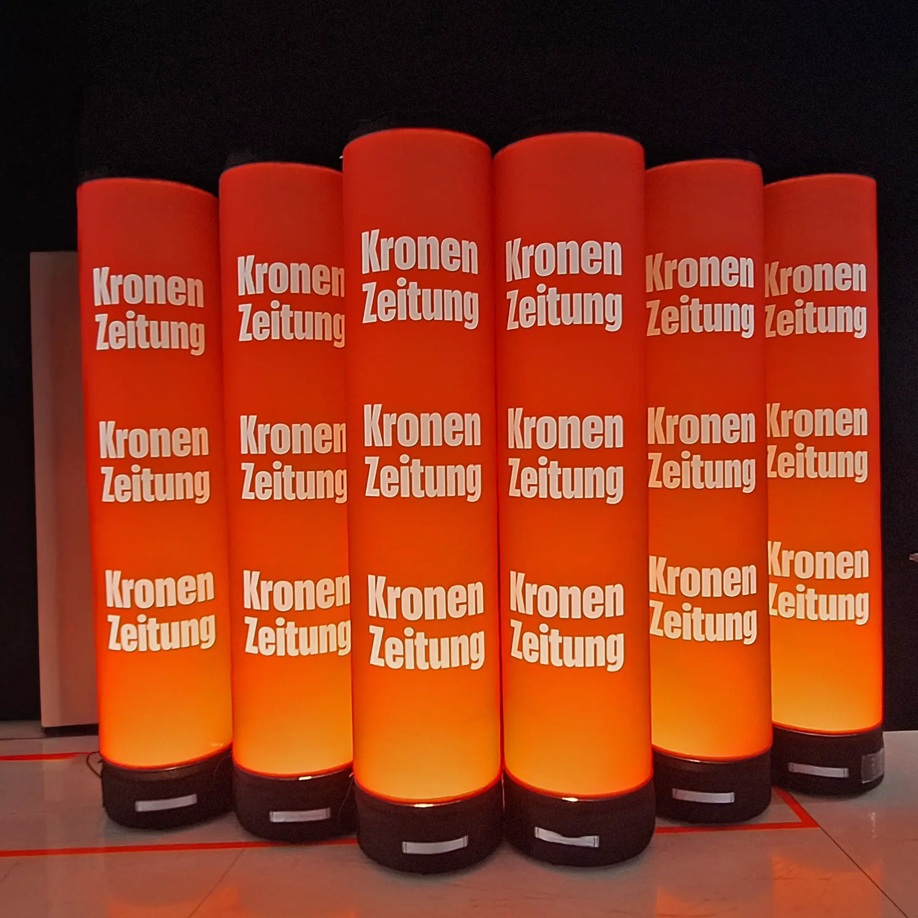 beleuchtete, aufblasbare Säulen mit Logo bedruckt